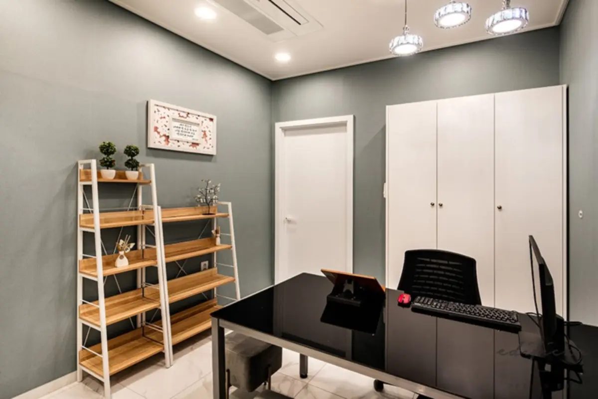 차분한 그레이톤의 모던 상담실 인테리어